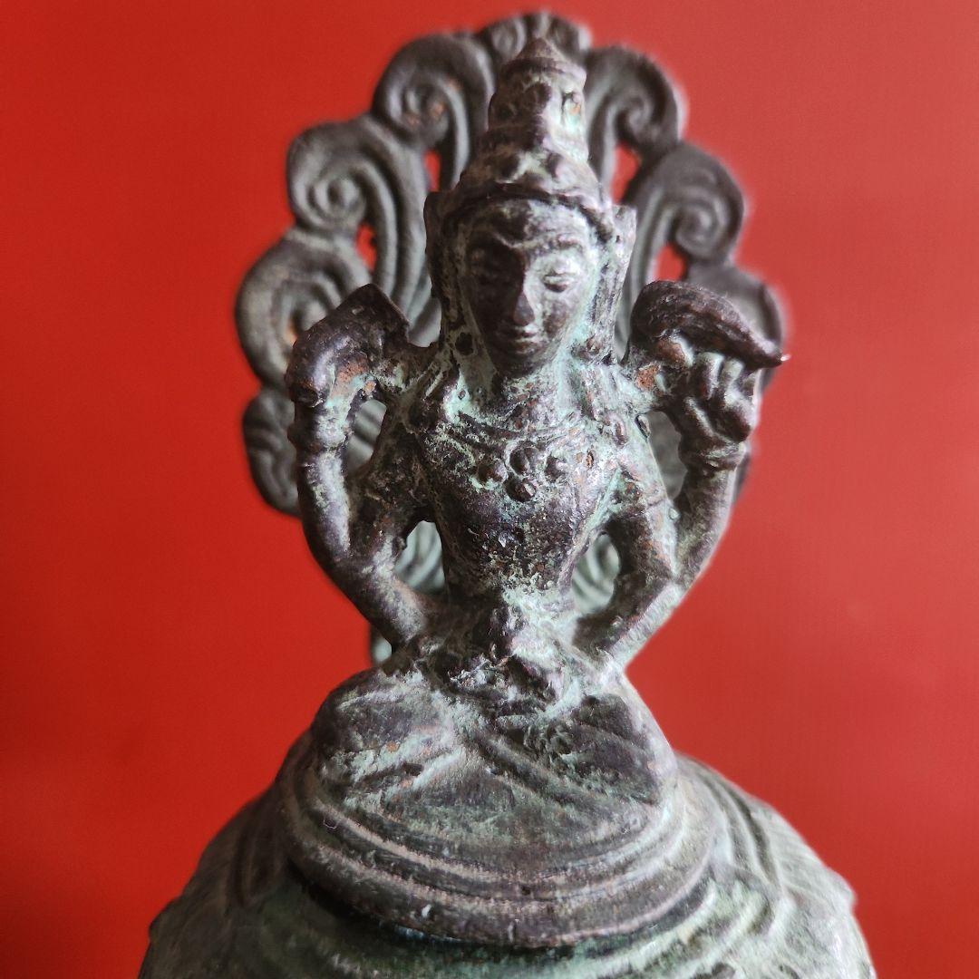 古銅ヴィシュヌ像寺院の石油ランプ土台付き