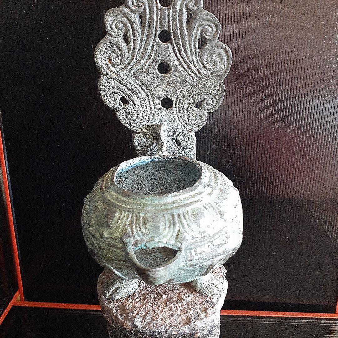 古銅ヴィシュヌ像寺院の石油ランプ土台付き