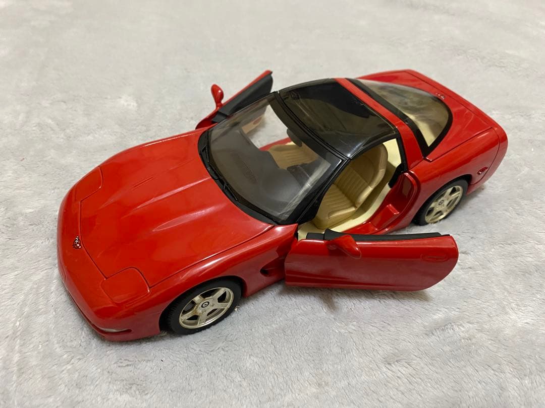 ミニカー UT CHEVROLET CORVETTE 1998 1/18