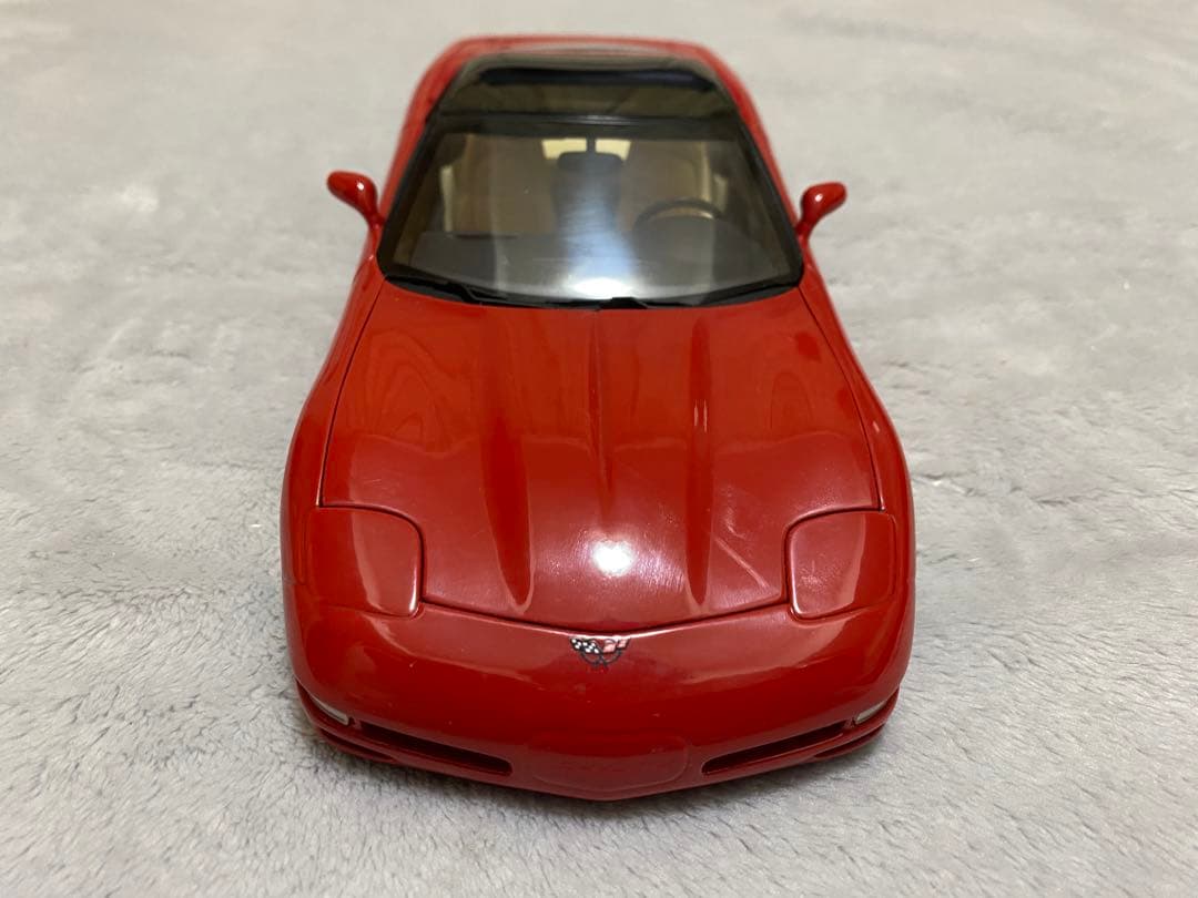 ミニカー UT CHEVROLET CORVETTE 1998 1/18