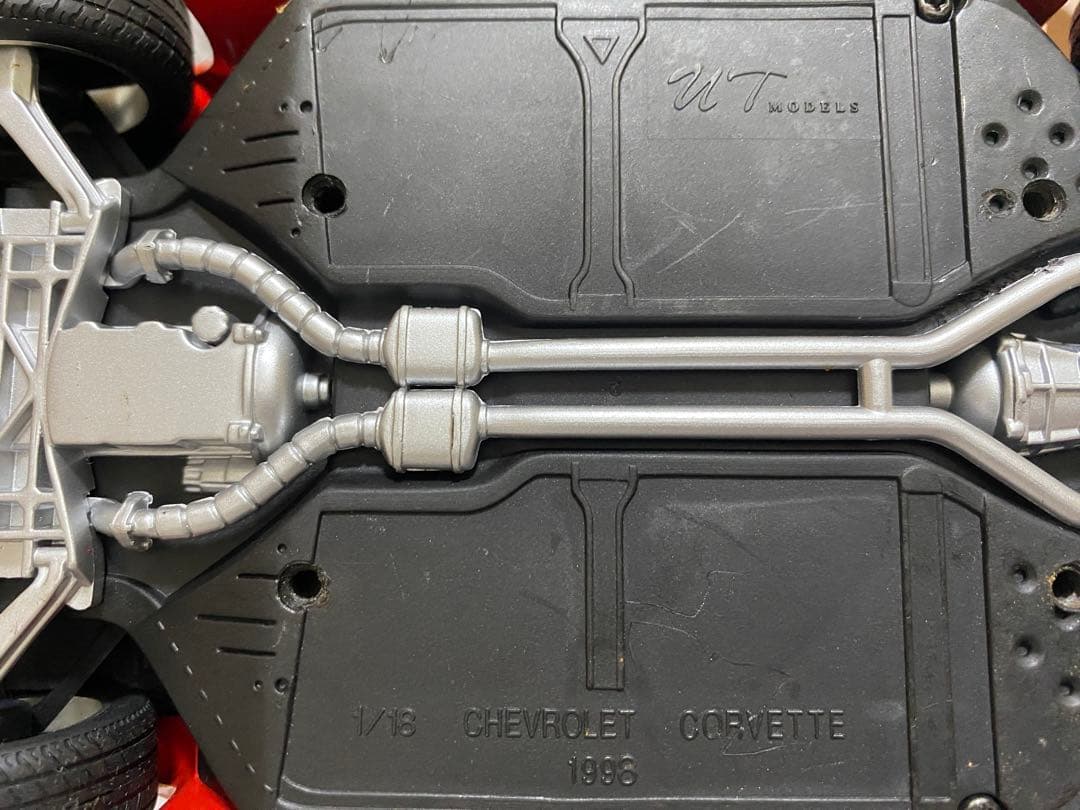 ミニカー UT CHEVROLET CORVETTE 1998 1/18