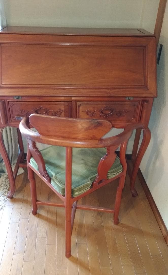 花梨　唐木　ライティングビューロー 　彫刻入り引き出し