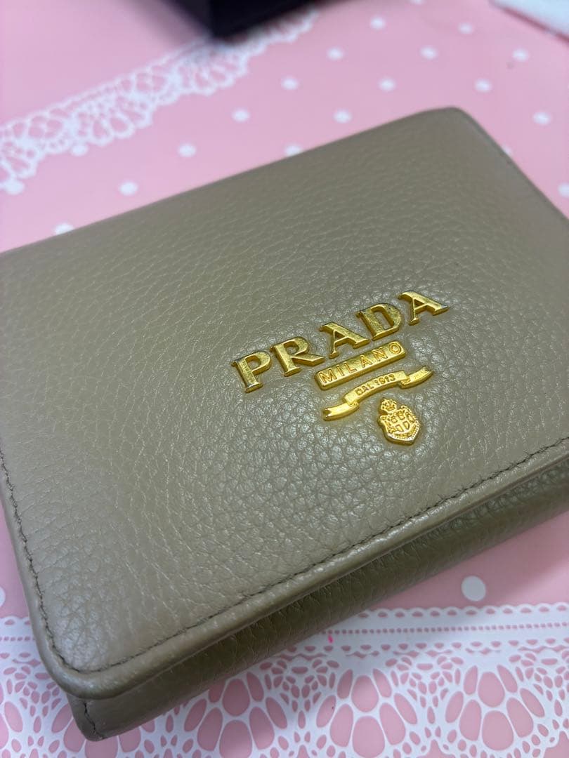 PRADA 三つ折り財布 ベージュ レザー
