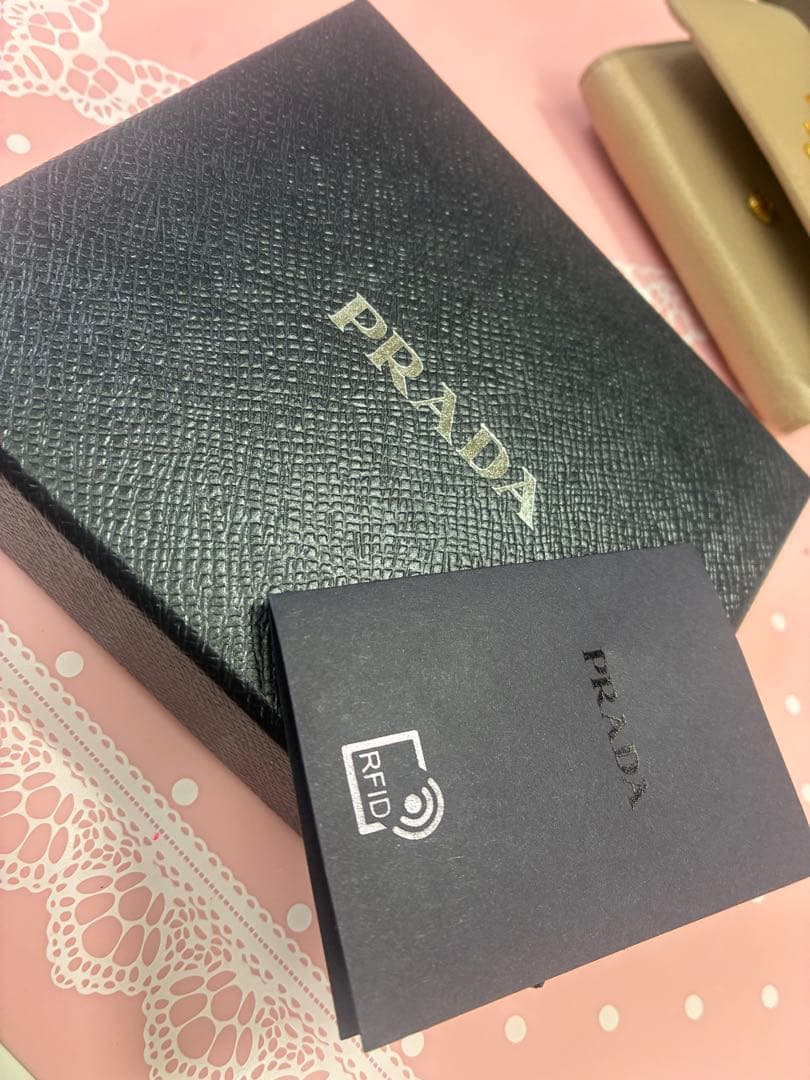 PRADA 三つ折り財布 ベージュ レザー