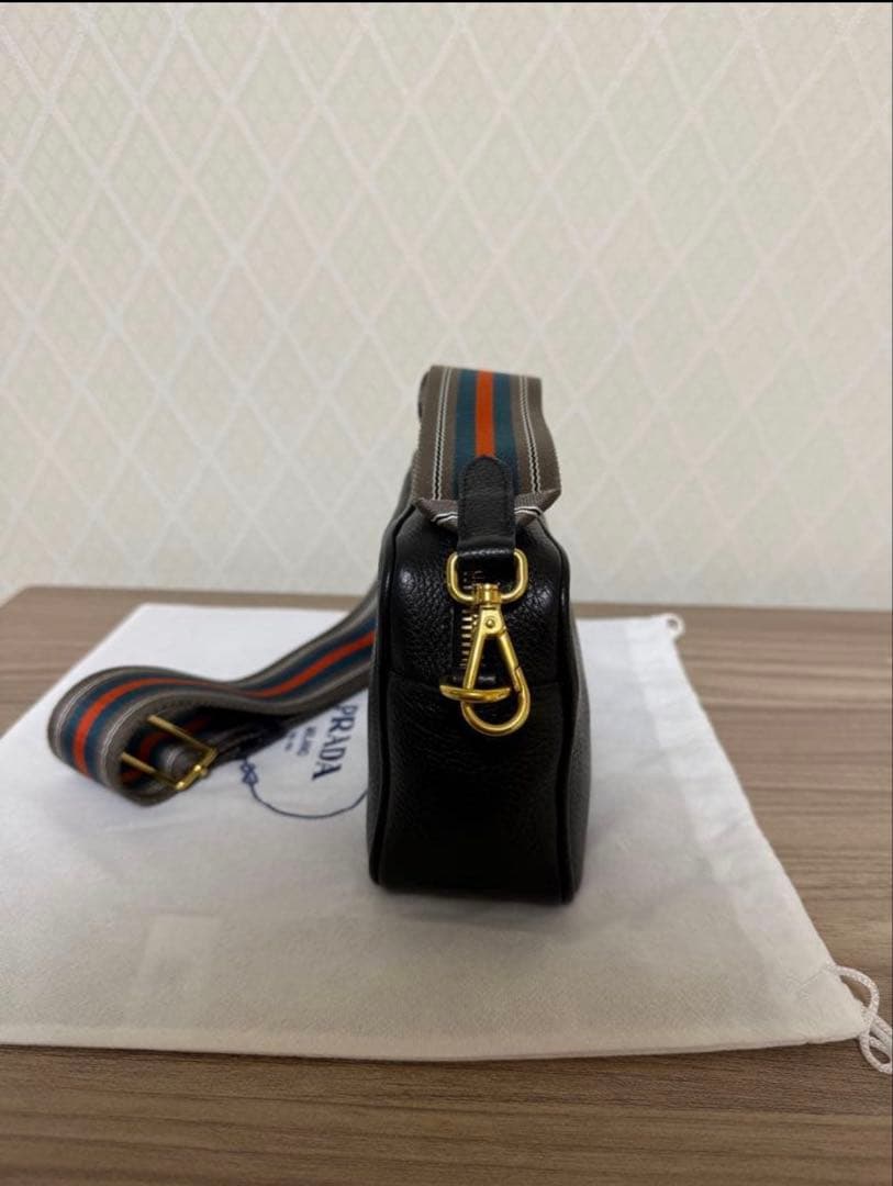 PRADA ブラックレザーショルダーバッグ