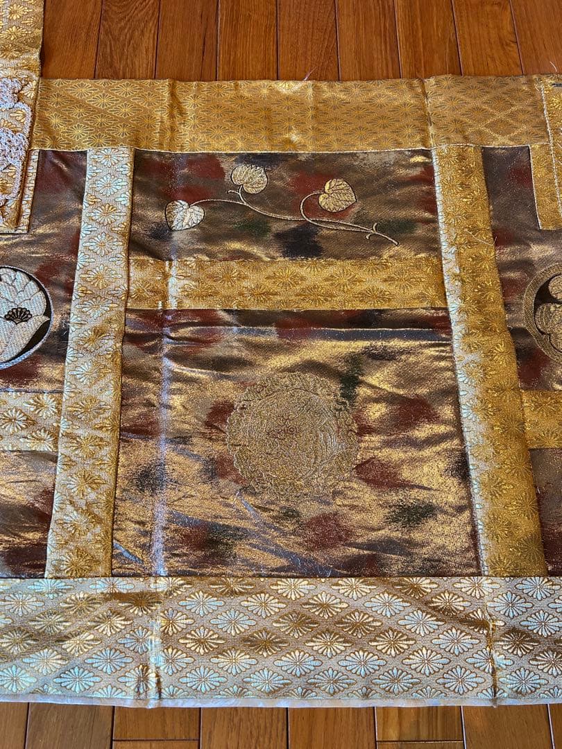 伝統的な金色の衣桁