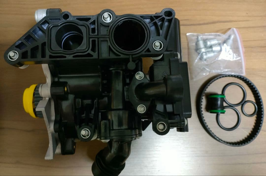 アウディウォーターポンプサーモスタットASSY 新品未使用　即日発送　送料込