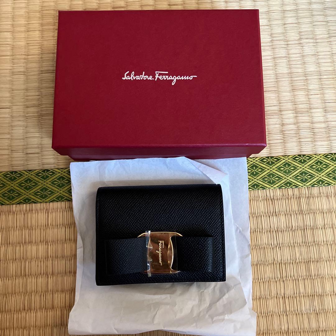 サルヴァトーレ　フェラガモ　二つ折り財布