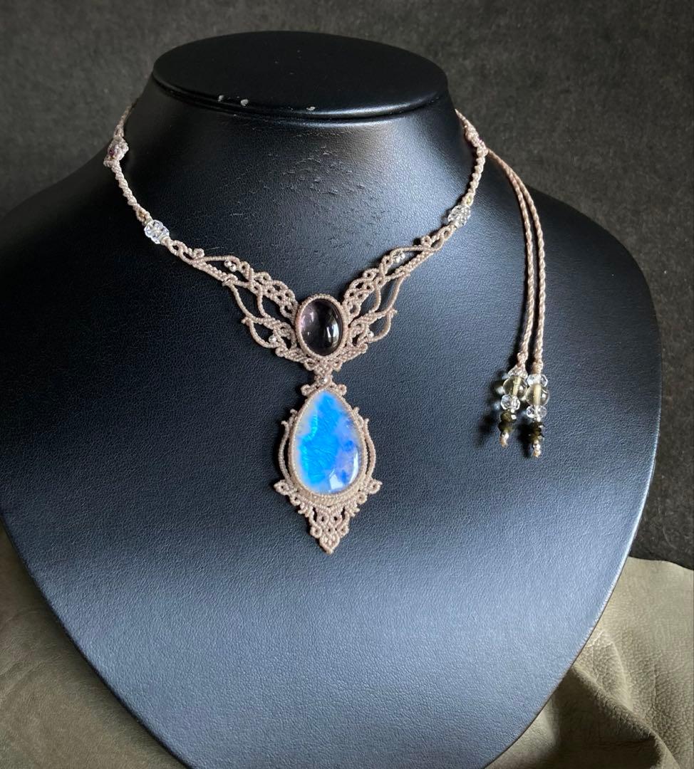 レインボームーンストーン　アメジスト　マクラメネックレス