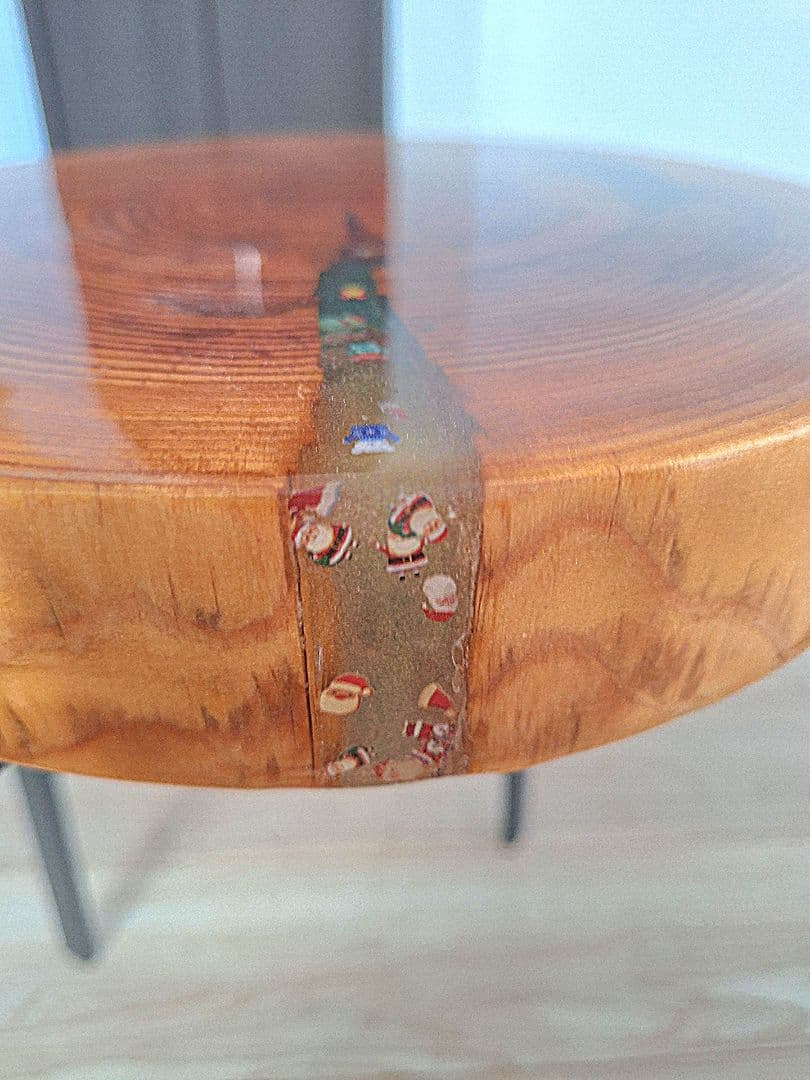 SALE　レジンサイドテーブル　杉の輪切り　無垢材　ちょこっとサンタ　X'MAS