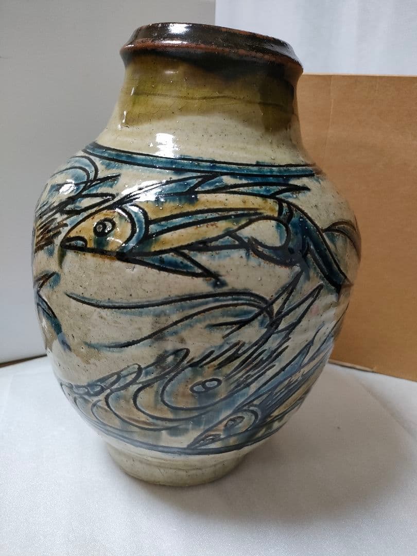 金城次郎　壺　 魚紋（5）＋海老魚紋（3）計８　希少品　高さ 28cm 人間国宝