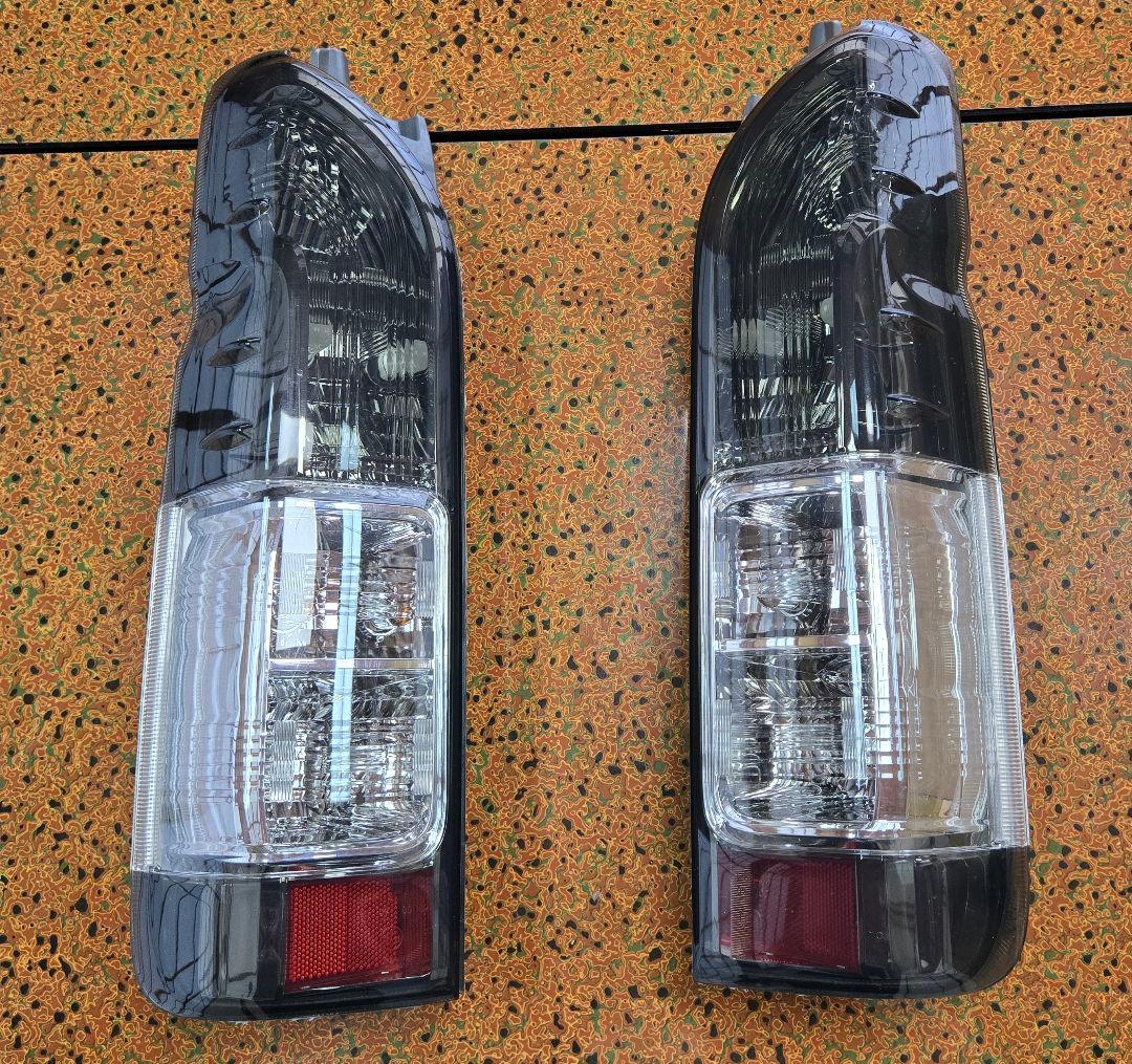 ハイエース　200系　スモークテールランプ 左右セット　送料込み　VLAND