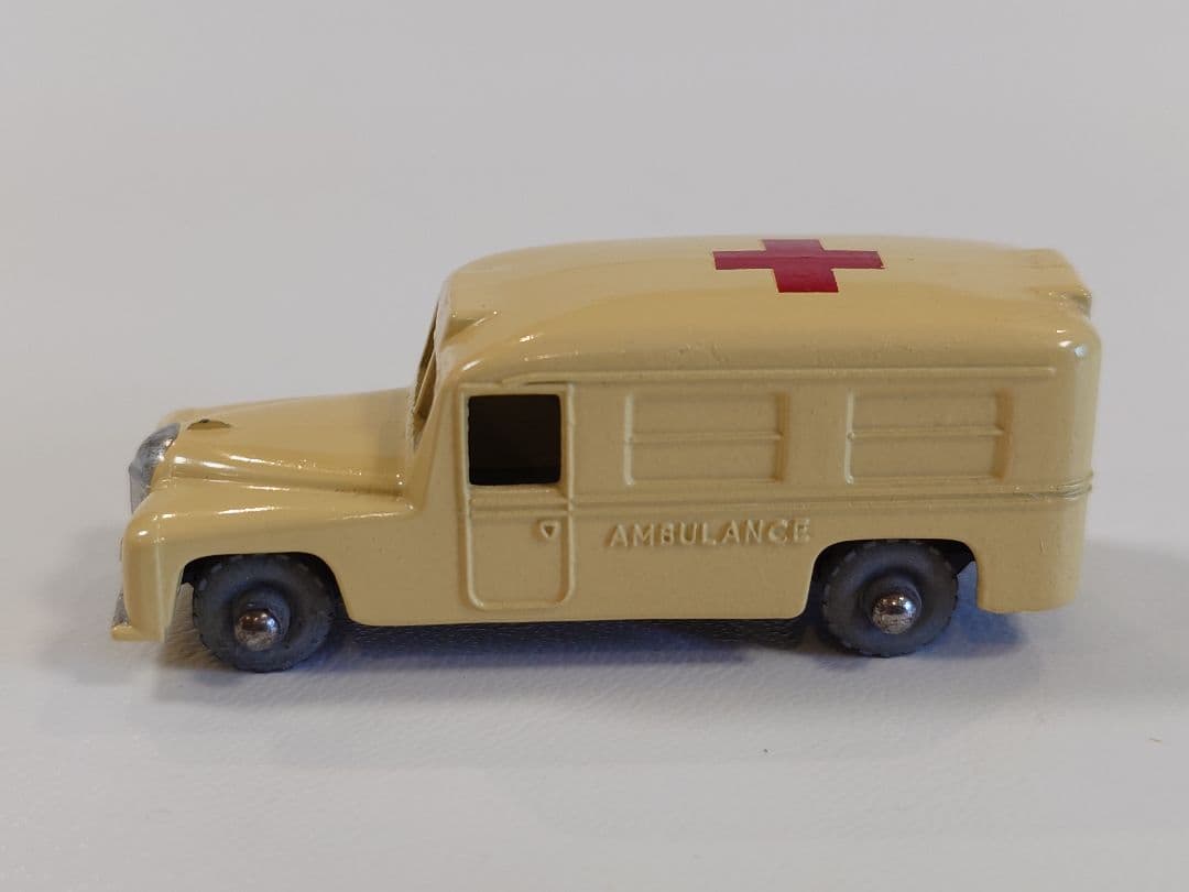 ミニカー MATCHBOX No.14 DAIMLER AMBULANCE