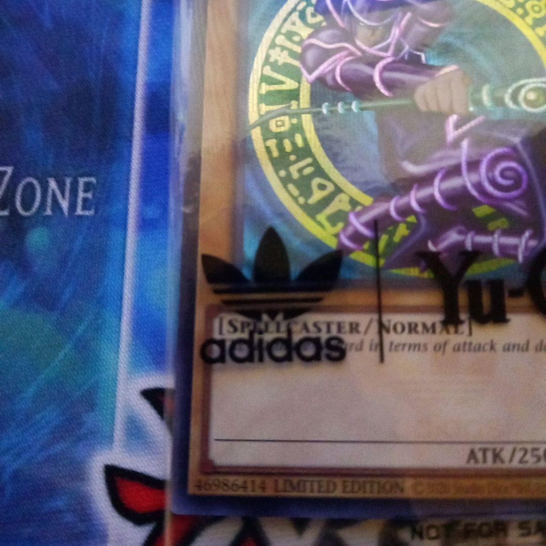 遊戯王　ブラック・マジシャン　シークレットレア　adidasコラボ　英語　最安