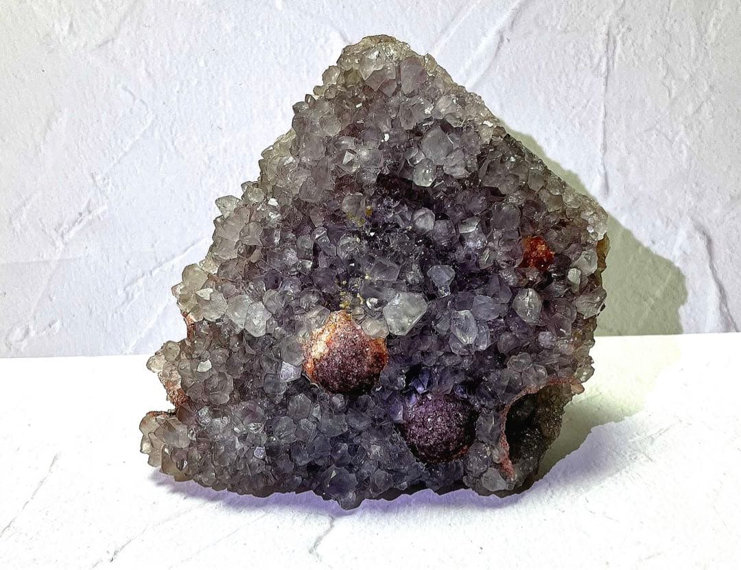 アメジストの中に面白い丸い内包物が入ったアメジストクラスター