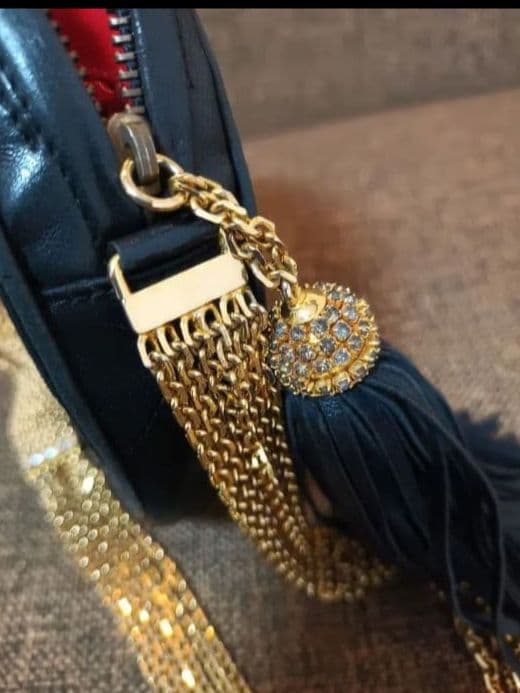 CHANEL ブラック ショルダーバッグ タッセル付き