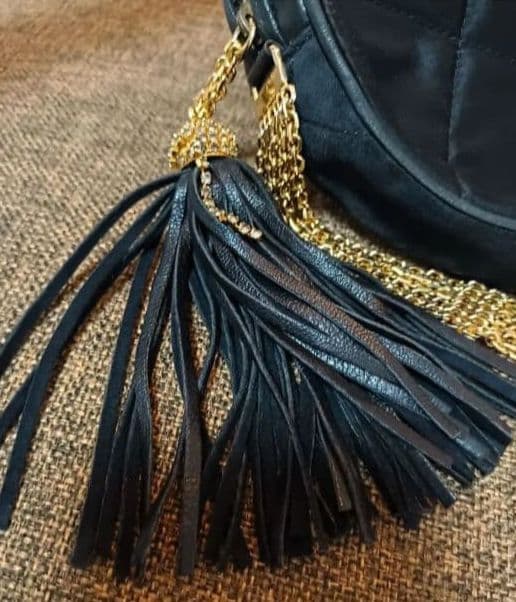 CHANEL ブラック ショルダーバッグ タッセル付き