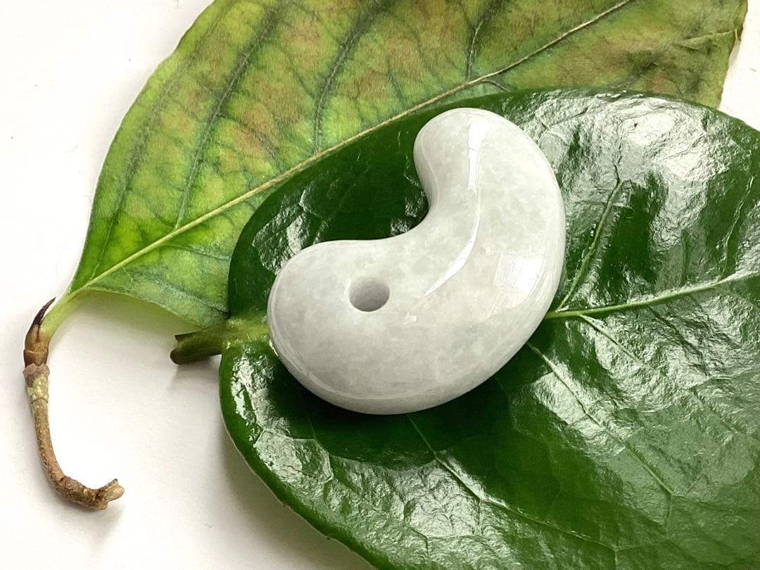 ✳白色糸魚川翡翠勾玉　本物保証品ジェダイト　即ご決断購入を　御守りをお身近に‼️