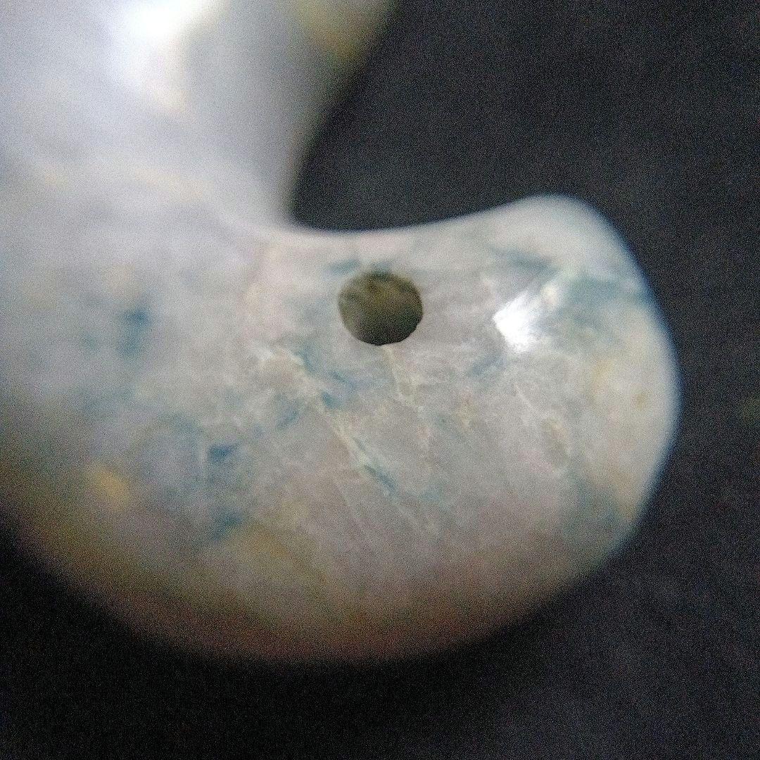 天然石 勾玉　淡い緑色と白色の混合　約18g