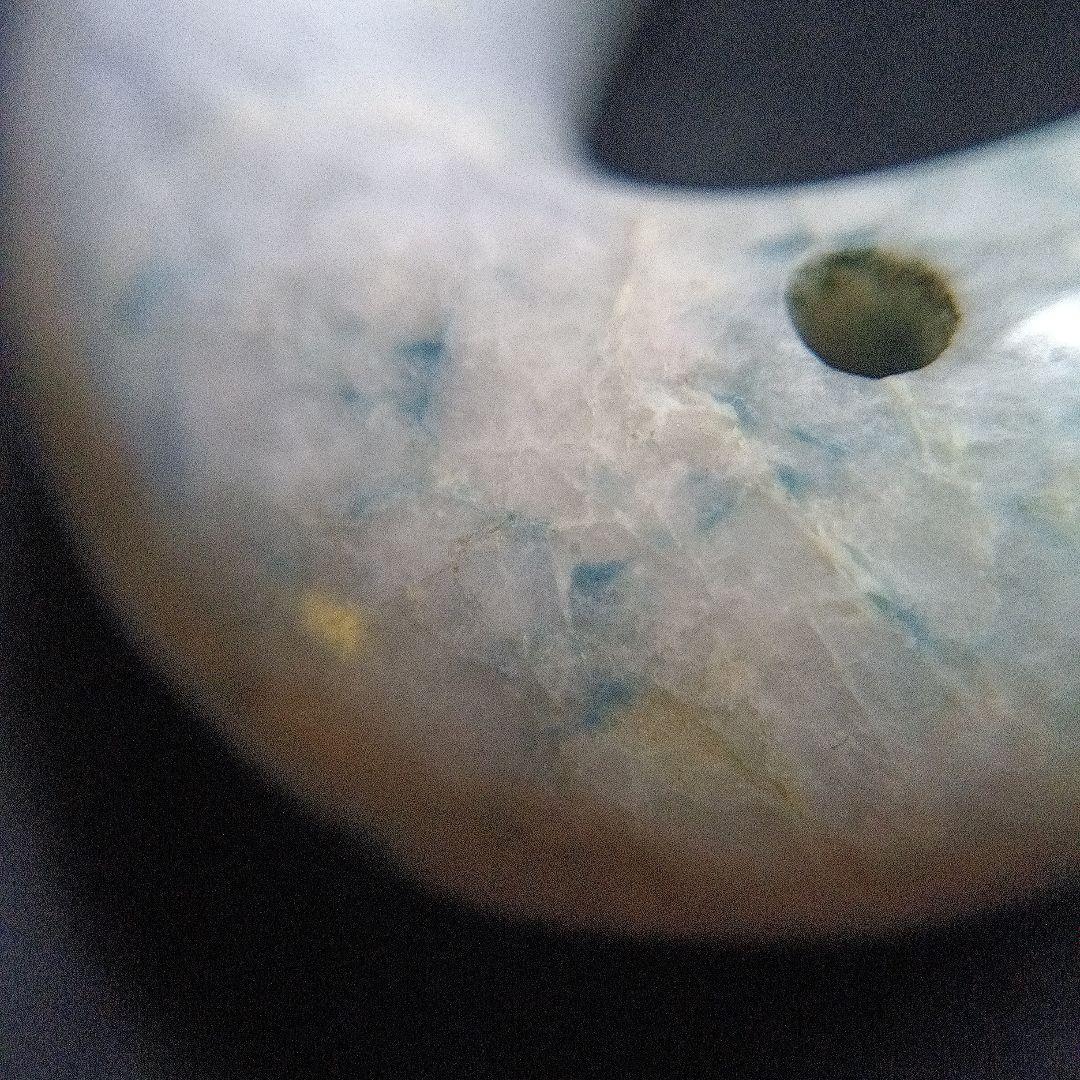 天然石 勾玉　淡い緑色と白色の混合　約18g