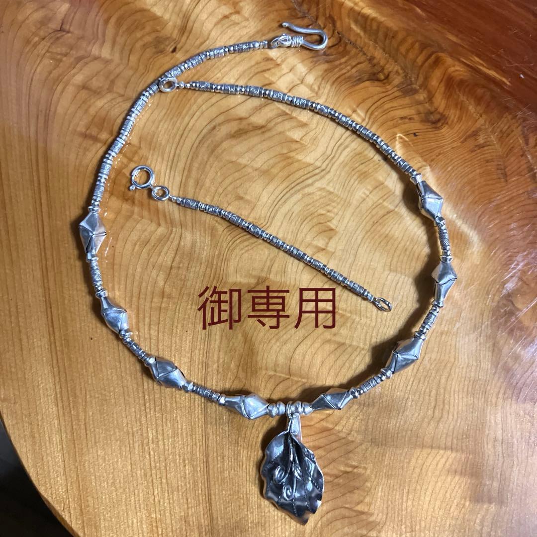 カレンシルバー、ボタニカルなデザインネックレス