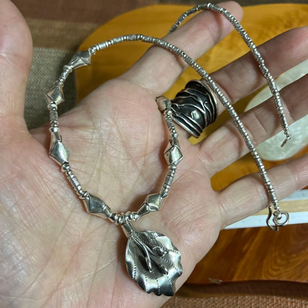 カレンシルバー、ボタニカルなデザインネックレス