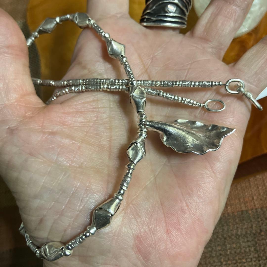 カレンシルバー、ボタニカルなデザインネックレス