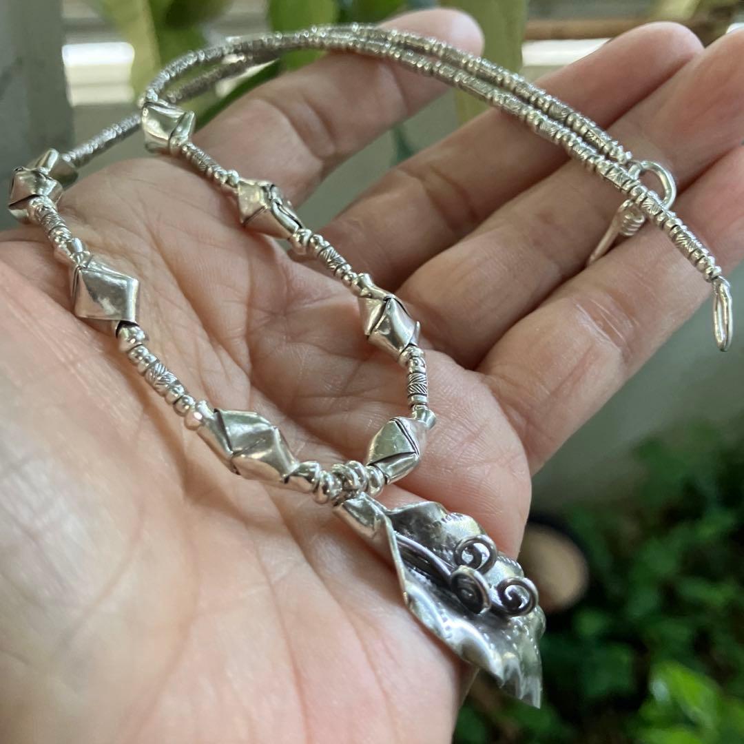 カレンシルバー、ボタニカルなデザインネックレス