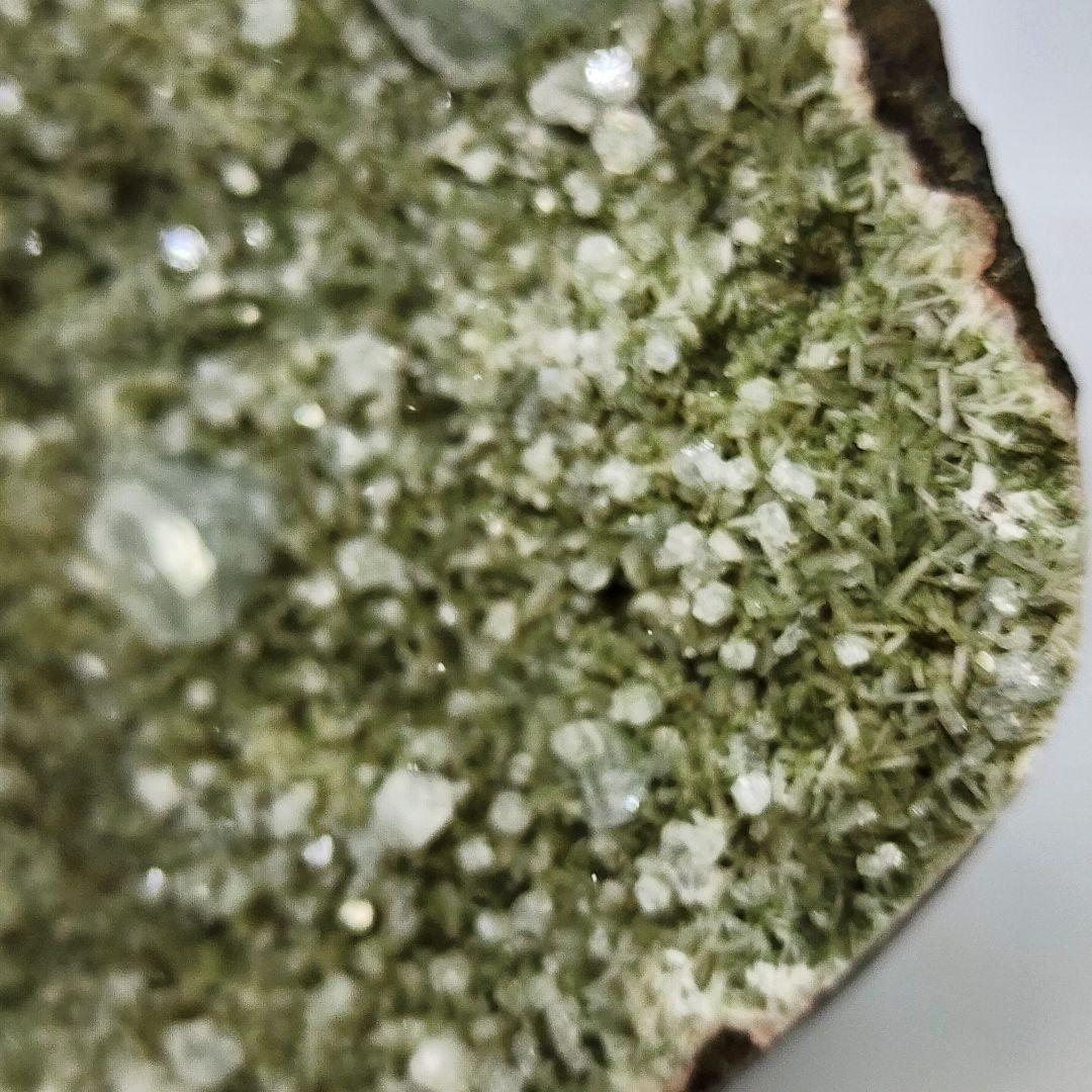 神秘の緑結晶 アポフィライト＆カルサイト原石 - 魂浄化のスピリチュアルストーン