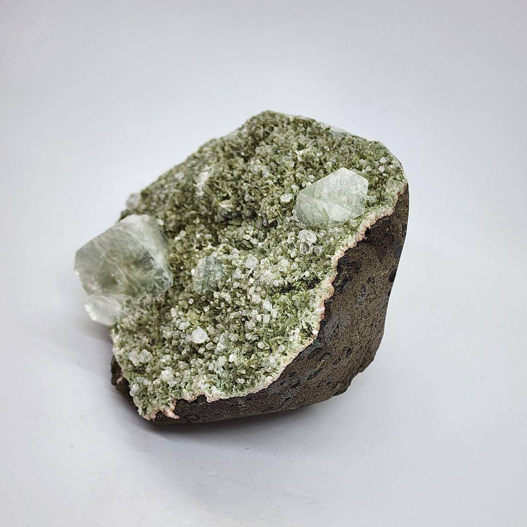 神秘の緑結晶 アポフィライト＆カルサイト原石 - 魂浄化のスピリチュアルストーン