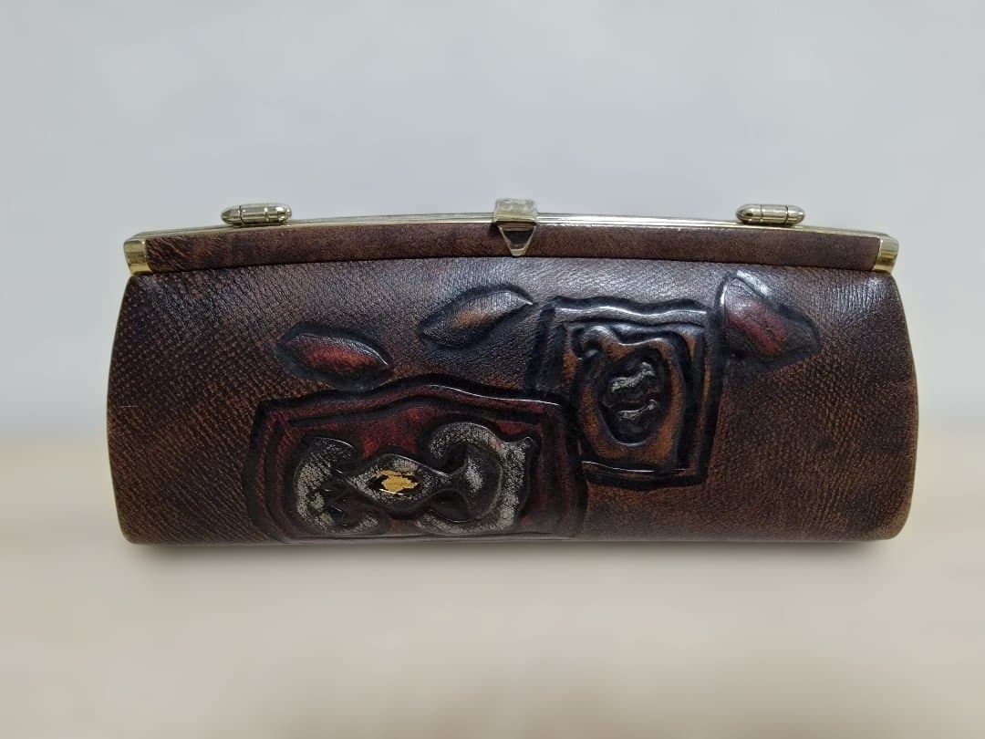レザー製立体彫刻クラッチバッグ