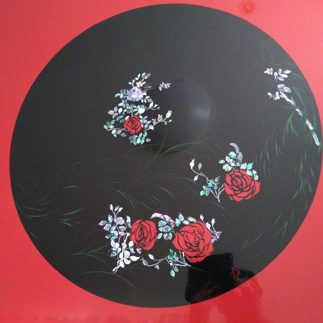 赤いバラデザインの漆塗り座卓