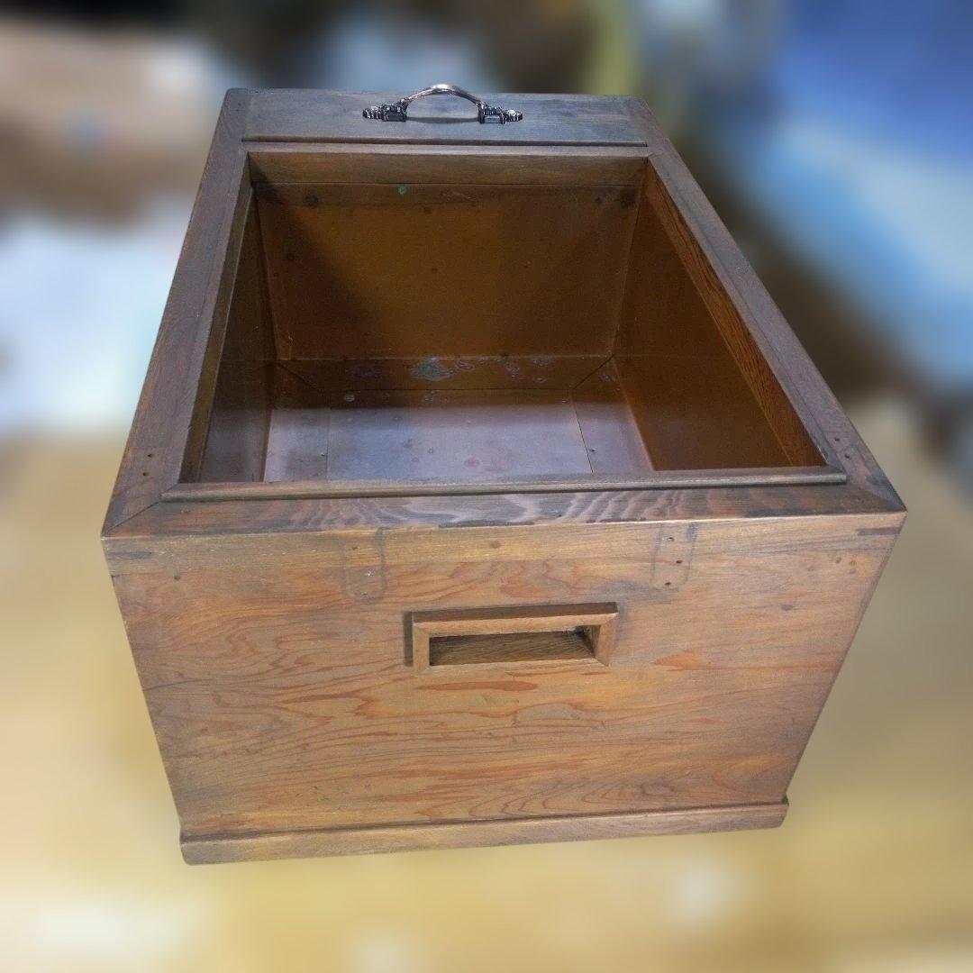 木製の長火鉢　インテリア　オブジェ　ディスプレイ　置物　工芸品　レア　希少