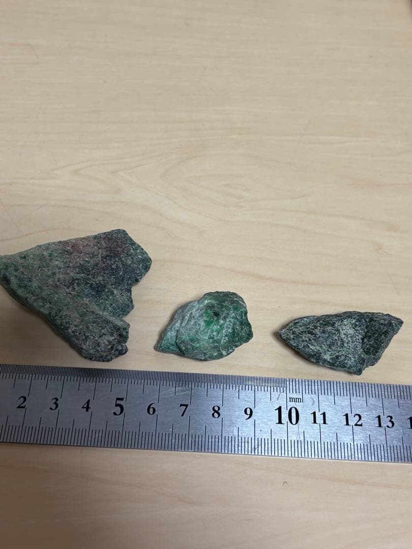 ミャンマー産　激レア石　天然モーシッシ翡翠輝石　原石 15個セット　約2053g