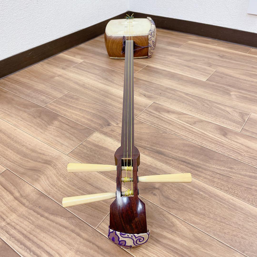 三味線 トチ紅木 綾杉胴 細棹 一本溝 猫皮 天然素材糸巻き 和楽器