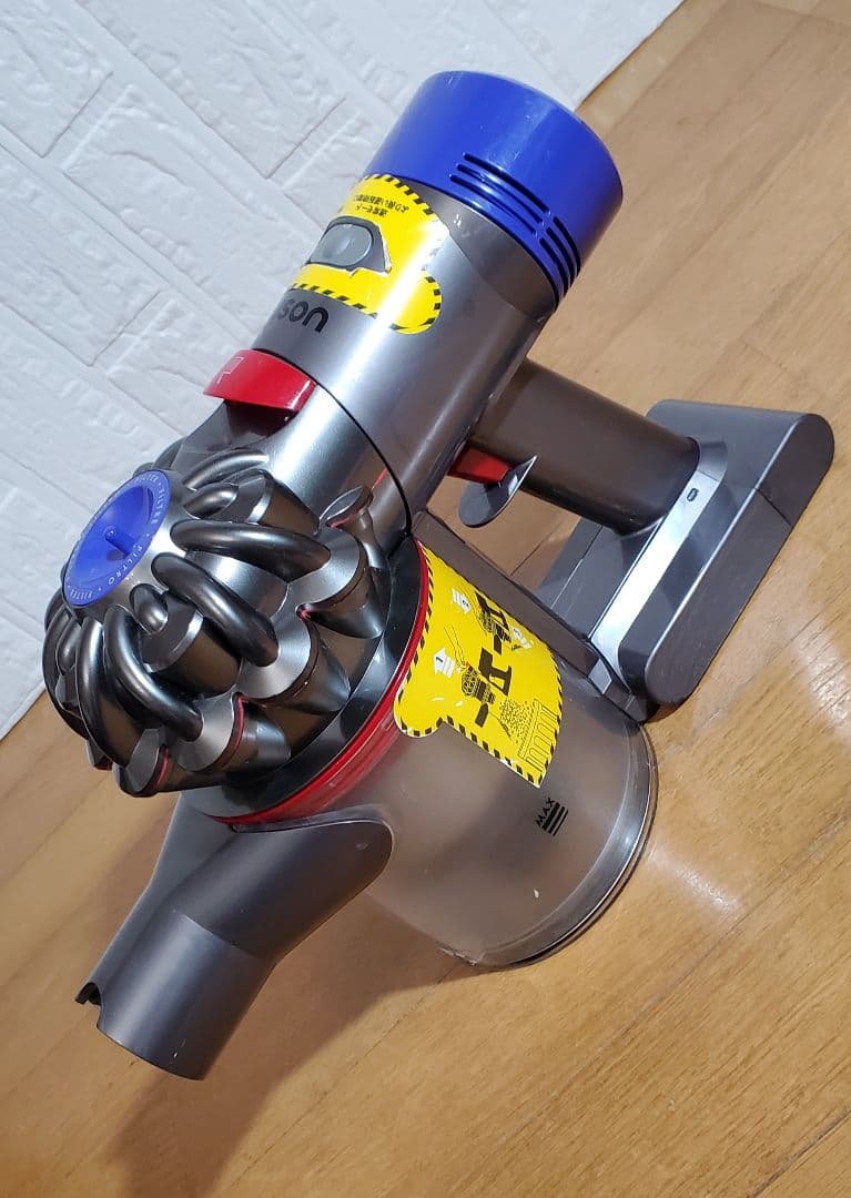 ダイソン SV11　 掃除機本体・レッドパイプ含2本・ノズル付、壁掛け　掃除機