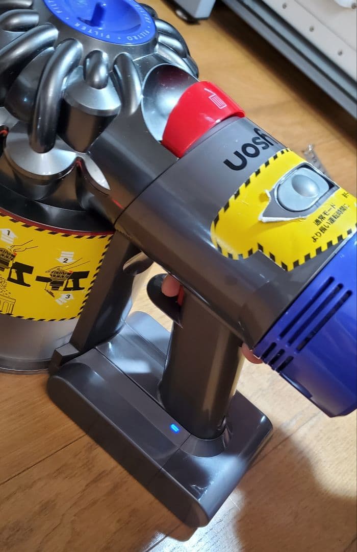 ダイソン SV11　 掃除機本体・レッドパイプ含2本・ノズル付、壁掛け　掃除機