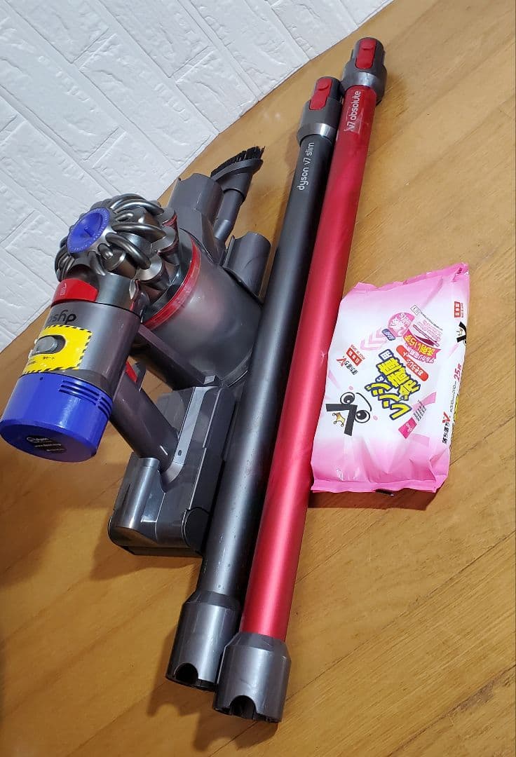 ダイソン SV11　 掃除機本体・レッドパイプ含2本・ノズル付、壁掛け　掃除機