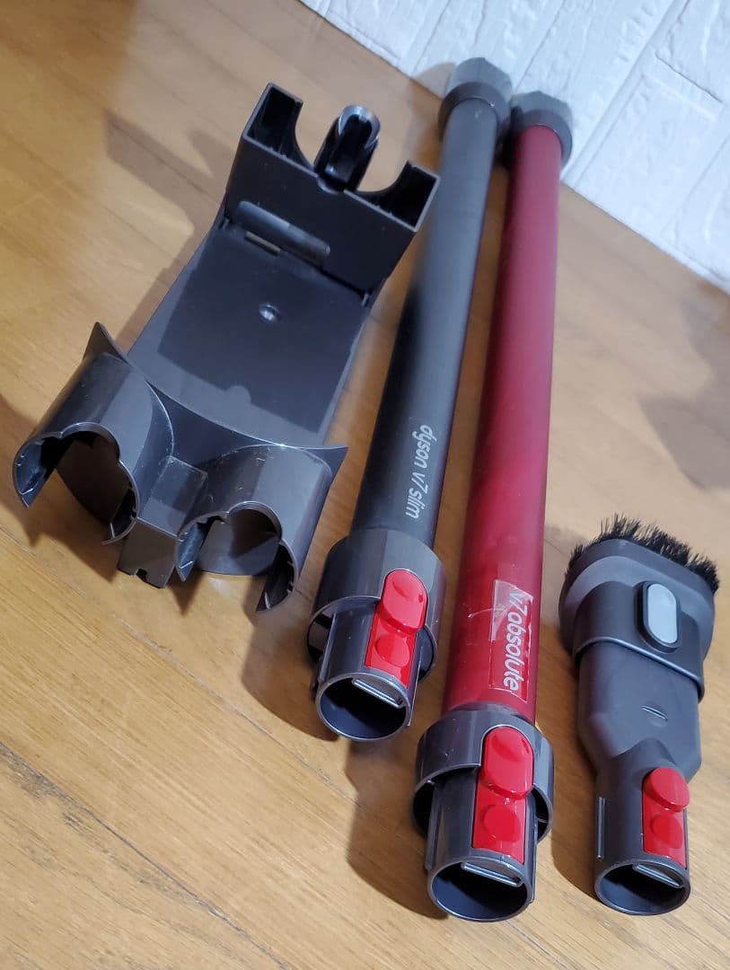 ダイソン SV11　 掃除機本体・レッドパイプ含2本・ノズル付、壁掛け　掃除機