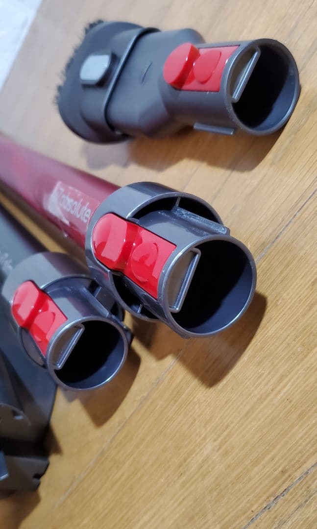 ダイソン SV11　 掃除機本体・レッドパイプ含2本・ノズル付、壁掛け　掃除機