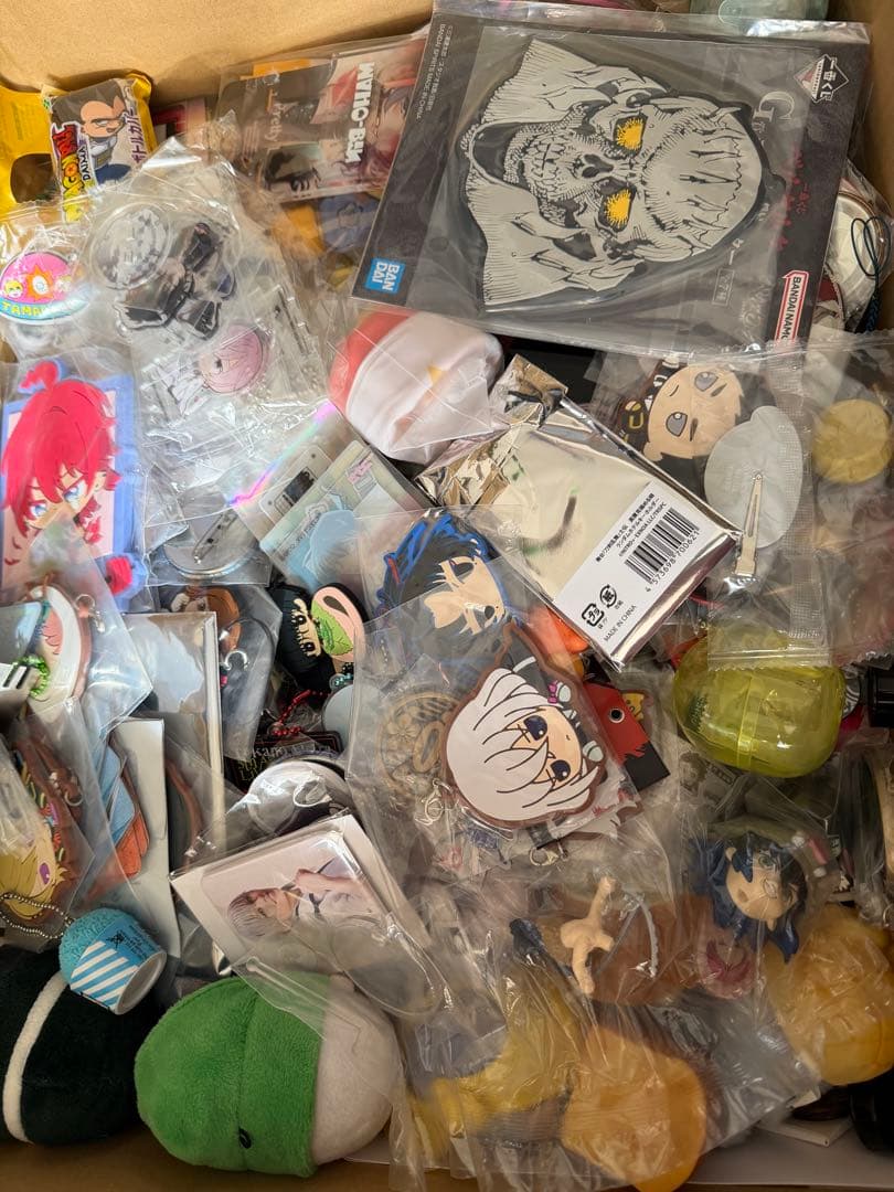 大量　アニメグッズ　まとめ売りセット　缶バッジ　キーホルダー
