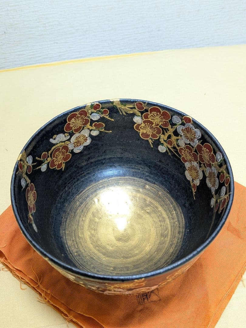 山本雄次　平安 麦波造　鉄地金銀彩　紅白梅図　茶盌　共箱