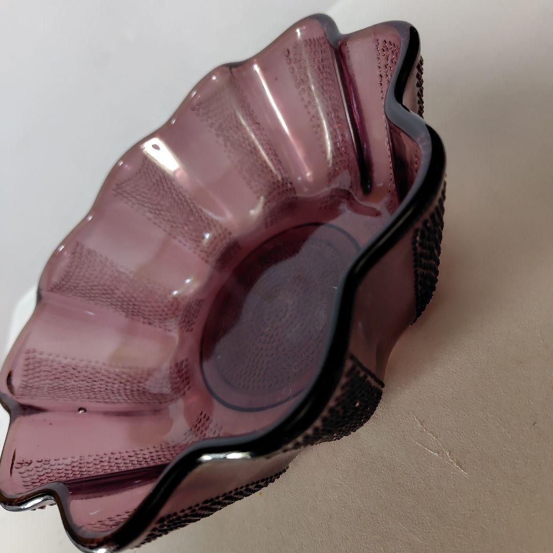 本物ガラス製、果物等入れ紫色が美しいガラス器です。時代大正時代。