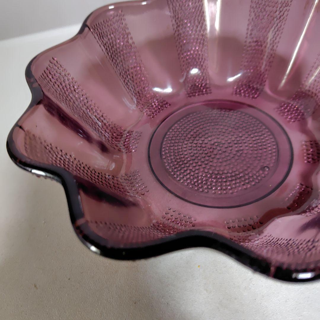 本物ガラス製、果物等入れ紫色が美しいガラス器です。時代大正時代。