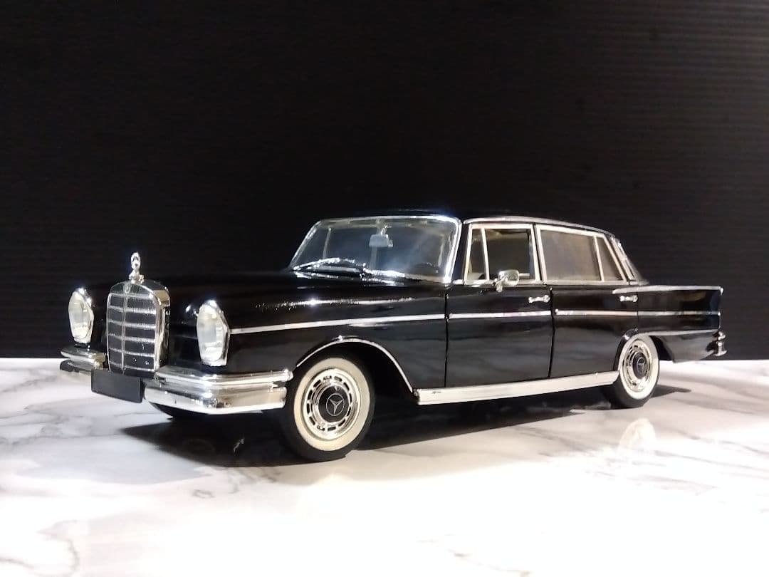 メルセデス・ベンツ 300 SE( ハネベン) 1/18 ブラック