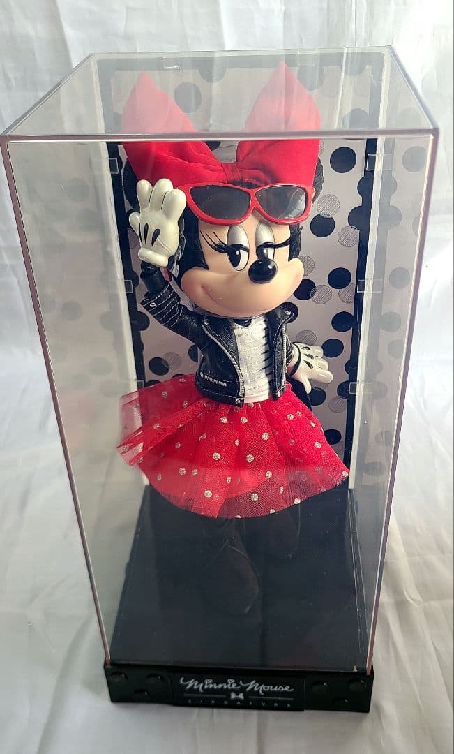 ミニーシグネチャードール Minnie Mouse Signature