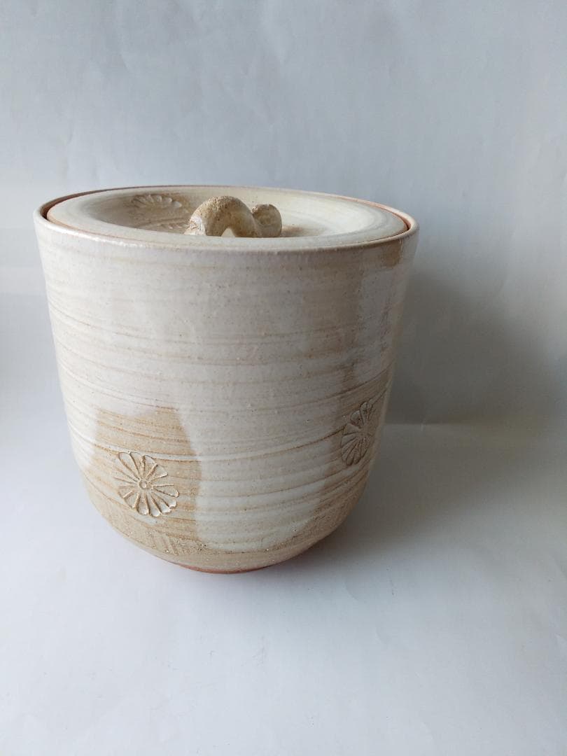 陶光 作 白掛釉花文水指  茶道具 茶器 水指 逸品 美品 です。