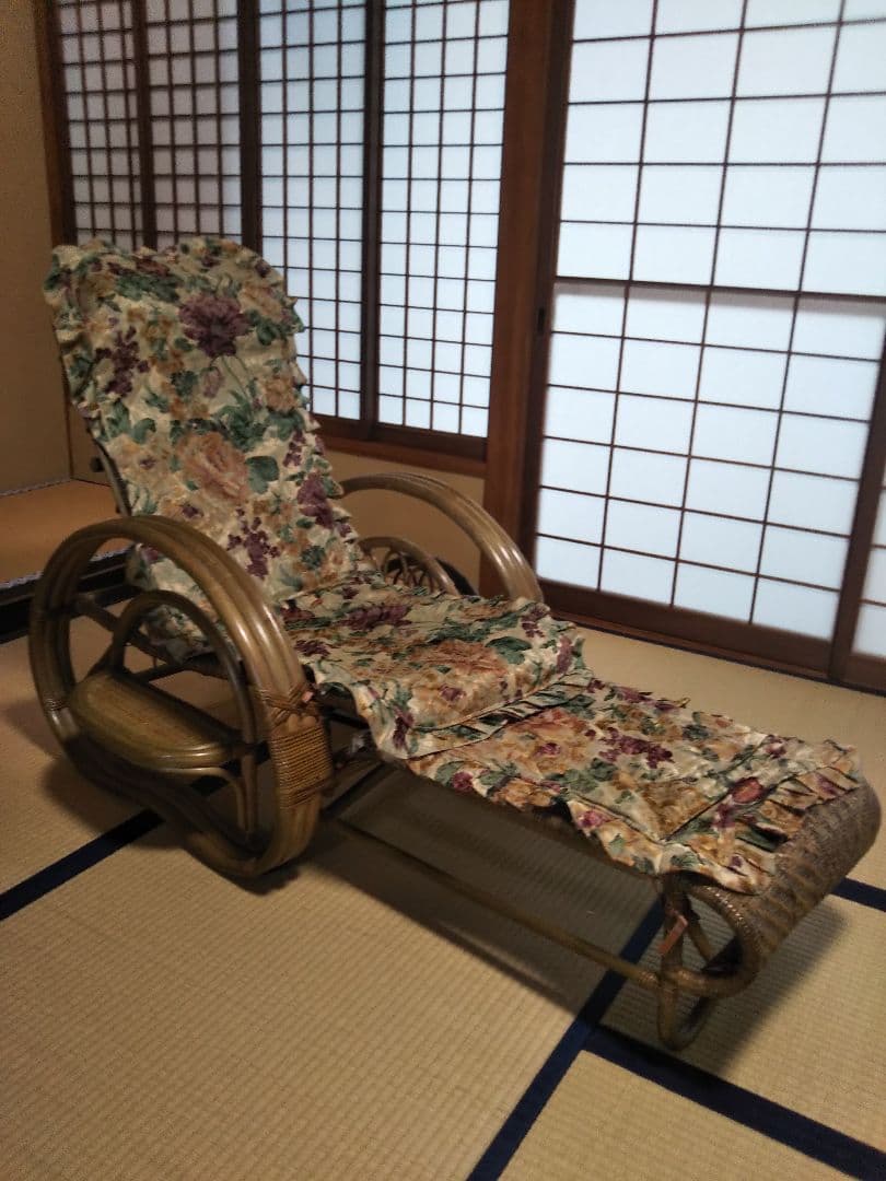 ラタン製リクライニングチェア 花柄シート付き