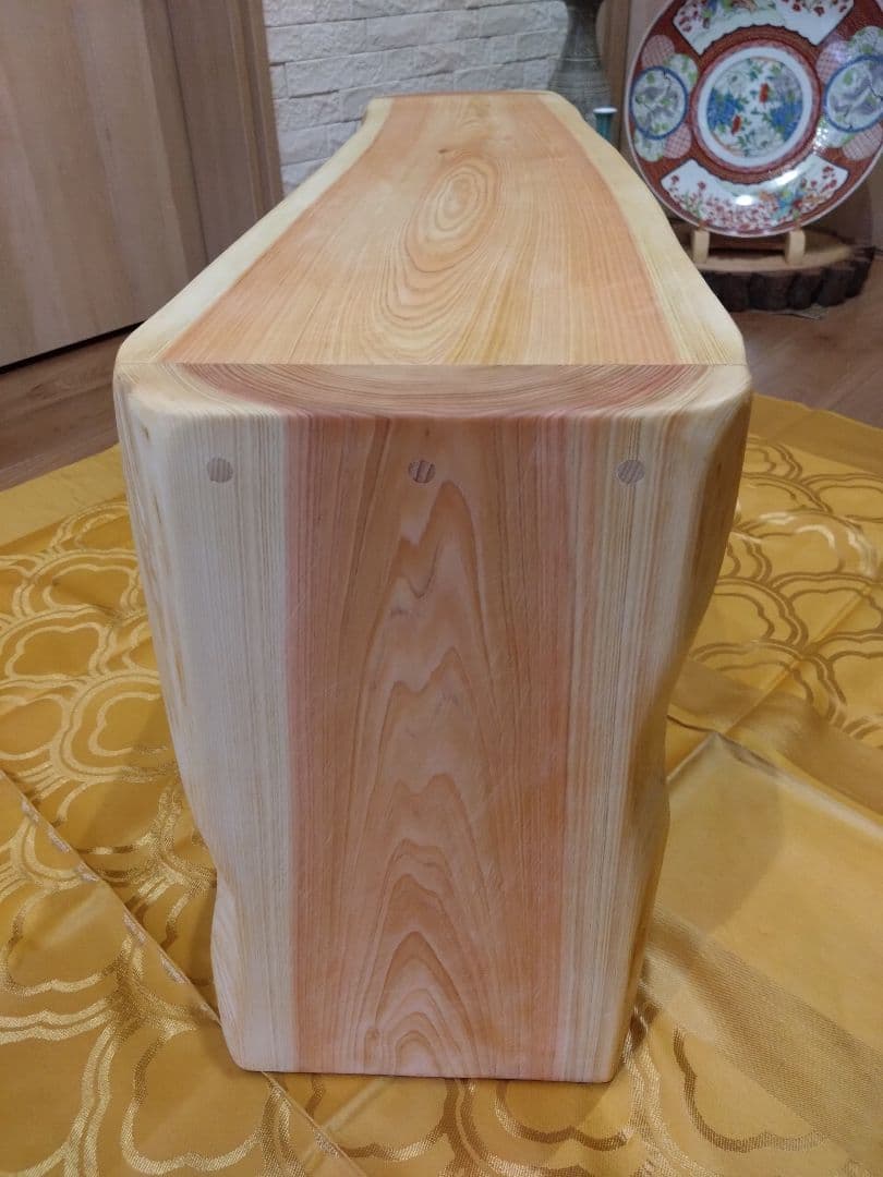 檜のベンチ（70）樹齢約70年、檜の原木の模様、年輪が綺麗ですよ❕脚も同じ檜❕