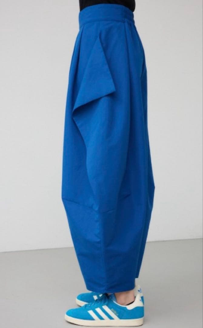 新品未使用タグ付き✨PLUS✨今期✨ デフォルメーションコクーンパンツ✨BLUE